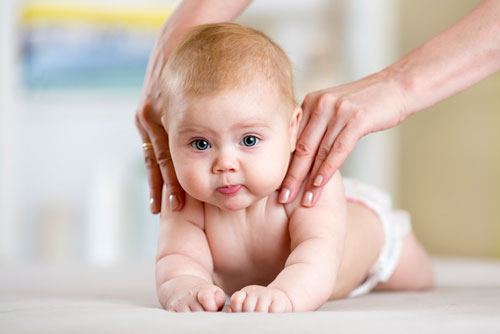 Baby masáž — masáž nožičiek bábätka